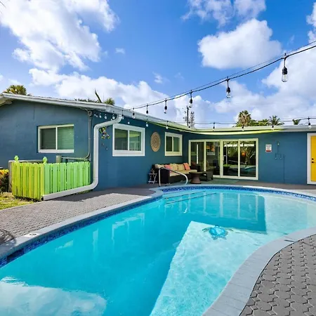 Trendy 3-Bedroom Villa With Saltwater Pool And Yard